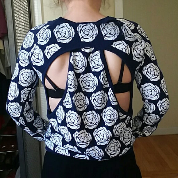 Cute spring SI-AIE sweatshirt with cut out back - Picture 2 of 3